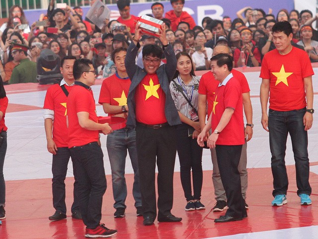 Thầy Park lại 'rơi lệ' trước tình cảm của người hâm mộ TP HCM ảnh 7