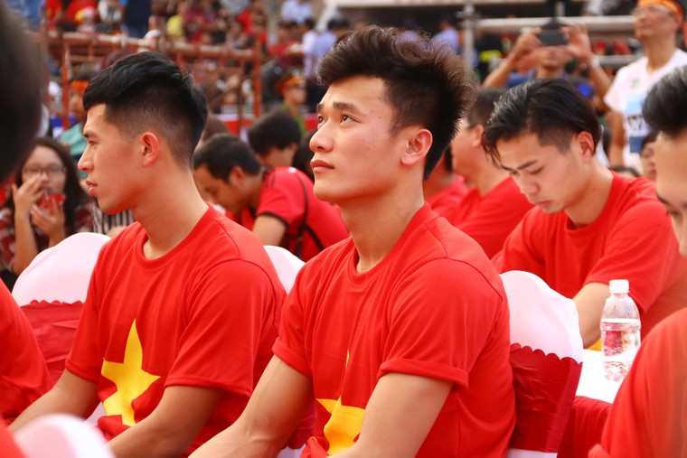 Chùm ảnh: Văn Thanh ăn mừng ngạo nghễ, Tiến Dũng dành lời tri ân bố mẹ ảnh 6