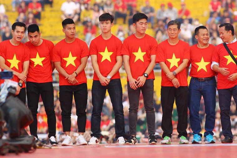 Chùm ảnh: Văn Thanh ăn mừng ngạo nghễ, Tiến Dũng dành lời tri ân bố mẹ ảnh 3