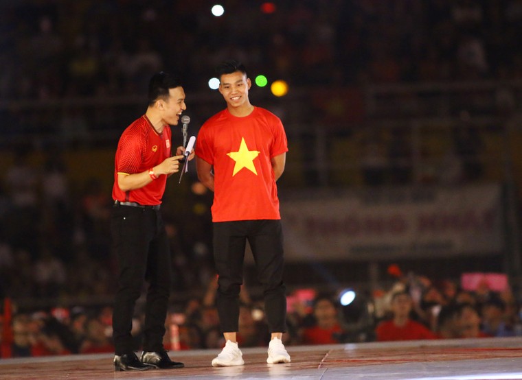 Chùm ảnh: Văn Thanh ăn mừng ngạo nghễ, Tiến Dũng dành lời tri ân bố mẹ ảnh 10