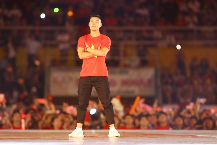 Chùm ảnh: Văn Thanh ăn mừng ngạo nghễ, Tiến Dũng dành lời tri ân bố mẹ ảnh 11