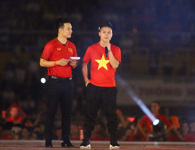 Chùm ảnh: Văn Thanh ăn mừng ngạo nghễ, Tiến Dũng dành lời tri ân bố mẹ ảnh 12