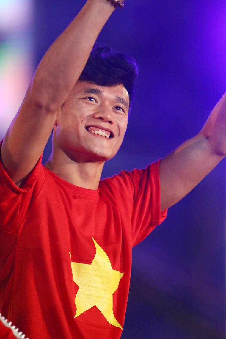 Chùm ảnh: Văn Thanh ăn mừng ngạo nghễ, Tiến Dũng dành lời tri ân bố mẹ ảnh 9