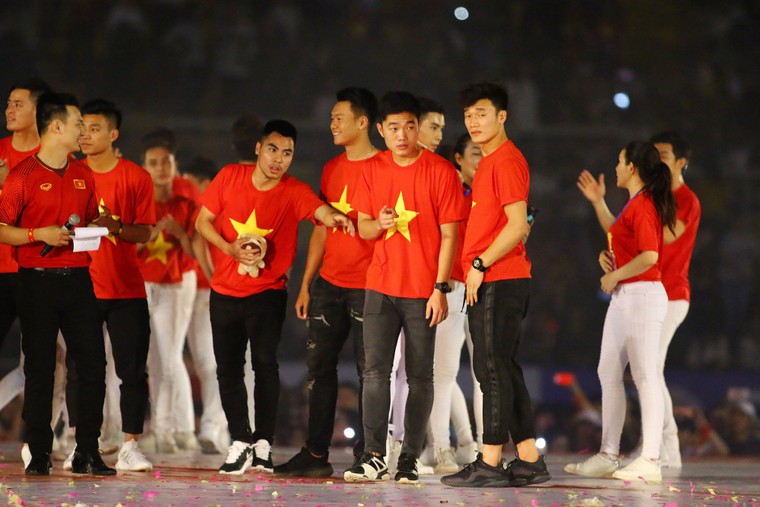 Chùm ảnh: Văn Thanh ăn mừng ngạo nghễ, Tiến Dũng dành lời tri ân bố mẹ ảnh 13