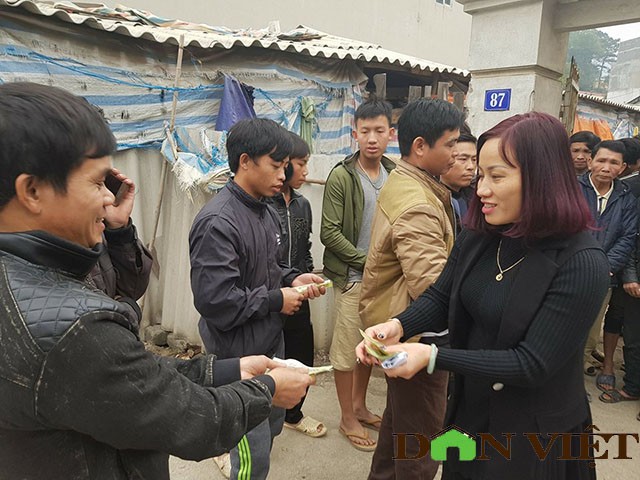 Cai thầu và chính quyền ứng trước tiền lương cho 37 công nhân về quê ăn Tết ảnh 4