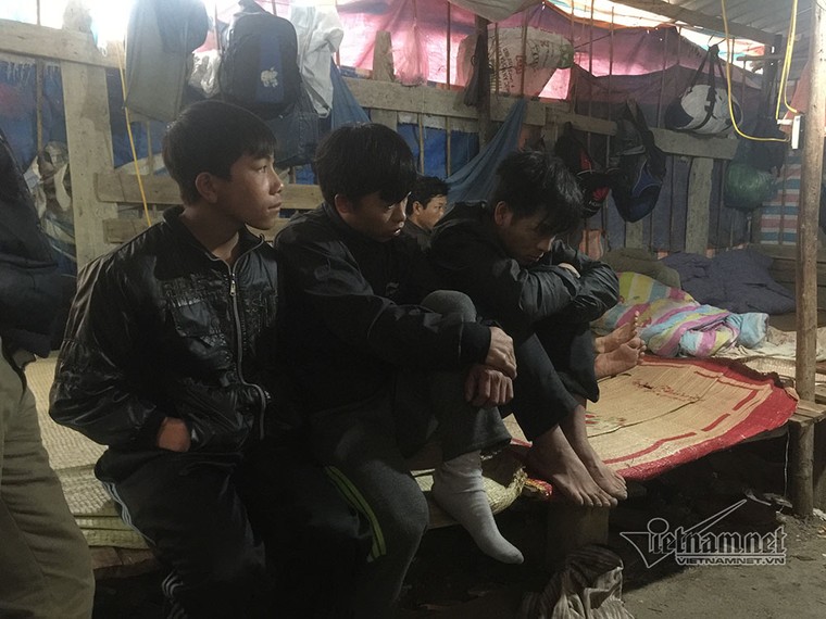 Cai thầu và chính quyền ứng trước tiền lương cho 37 công nhân về quê ăn Tết ảnh 1