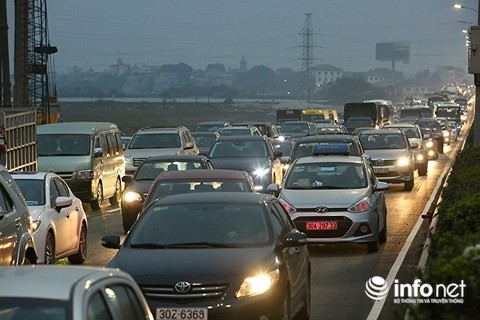 Các cửa ngõ ra vào Hà Nội và TP HCM 'thất thủ' ảnh 1
