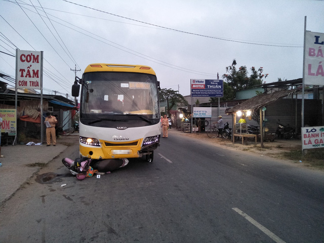 Sóc Trăng: Hai ô tô đấu đầu kẹp xe máy khiến 10 người bị thương ảnh 1