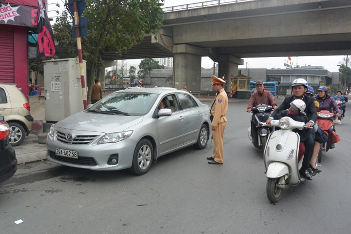 Người dân mệt mỏi trở lại Hà Nội sau kỳ nghỉ Tết ảnh 7