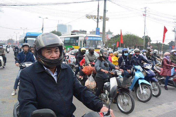 Người dân mệt mỏi trở lại Hà Nội sau kỳ nghỉ Tết ảnh 2