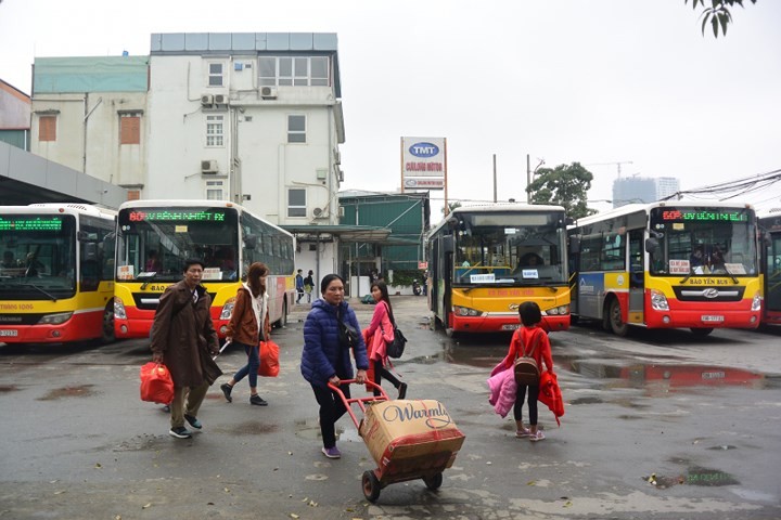 Người dân mệt mỏi trở lại Hà Nội sau kỳ nghỉ Tết ảnh 6