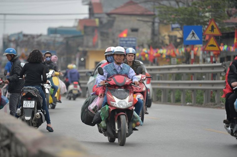 Người dân mệt mỏi trở lại Hà Nội sau kỳ nghỉ Tết ảnh 4