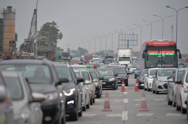 Người dân mệt mỏi trở lại Hà Nội sau kỳ nghỉ Tết ảnh 3