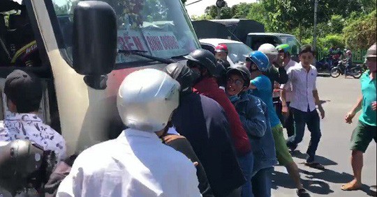 Bình Dương: Công an và nhân chứng nói gì về vụ xe “điên” kéo lê người vào gầm xe ảnh 3