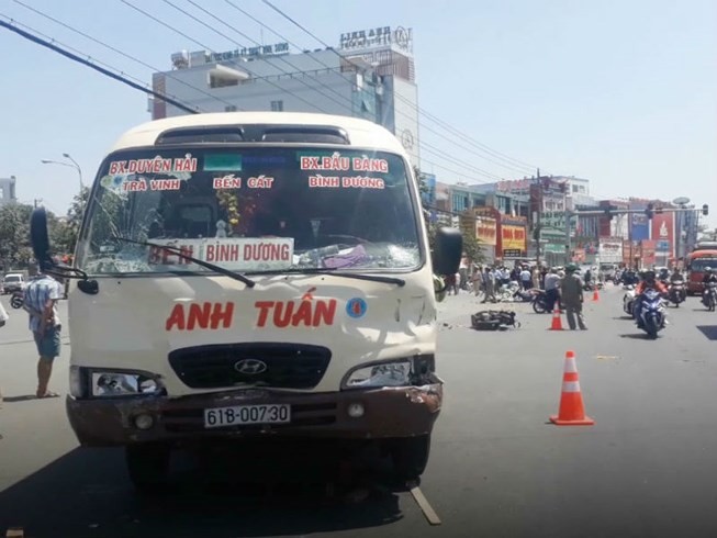 Bình Dương: Công an và nhân chứng nói gì về vụ xe “điên” kéo lê người vào gầm xe ảnh 1