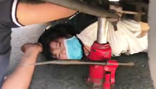 Bình Dương: Công an và nhân chứng nói gì về vụ xe “điên” kéo lê người vào gầm xe ảnh 2