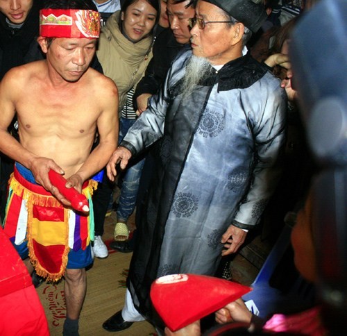 Cặp vợ chồng 3 năm làm lễ Linh tinh tình phộc: 'Cũng phải tập luyện như thể thao' ảnh 2