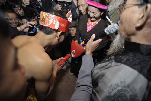 Cặp vợ chồng 3 năm làm lễ Linh tinh tình phộc: 'Cũng phải tập luyện như thể thao' ảnh 1