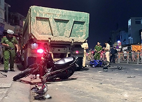 Xe tải 'điên' húc đổ dải phân cách, đâm hàng loạt xe máy khiến 9 người bị thương ảnh 1