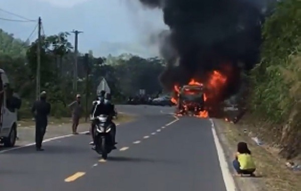 Xe khách bất ngờ bốc cháy gần vách núi, 23 hành khách thoát hiểm ảnh 1