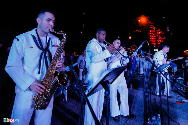 Chùm ảnh: Ngày đầu tiên của thủy thủ đoàn USS Carl Vinson tại Đà Nẵng ảnh 9