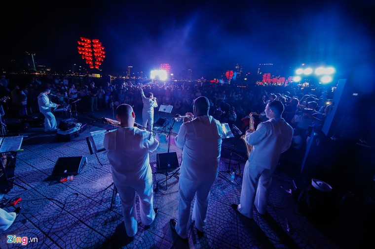 Chùm ảnh: Ngày đầu tiên của thủy thủ đoàn USS Carl Vinson tại Đà Nẵng ảnh 10