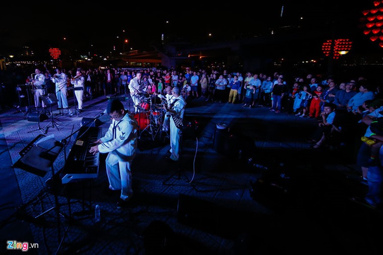 Chùm ảnh: Ngày đầu tiên của thủy thủ đoàn USS Carl Vinson tại Đà Nẵng ảnh 13