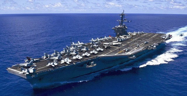 Đoàn cán bộ liên ngành Việt Nam lên thăm tàu sân bay USS Carl Vinson ảnh 1