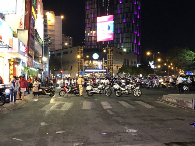 Đang dừng đèn đỏ, nhiều phương tiện bị giàn giáo đổ sập lên đầu ảnh 4