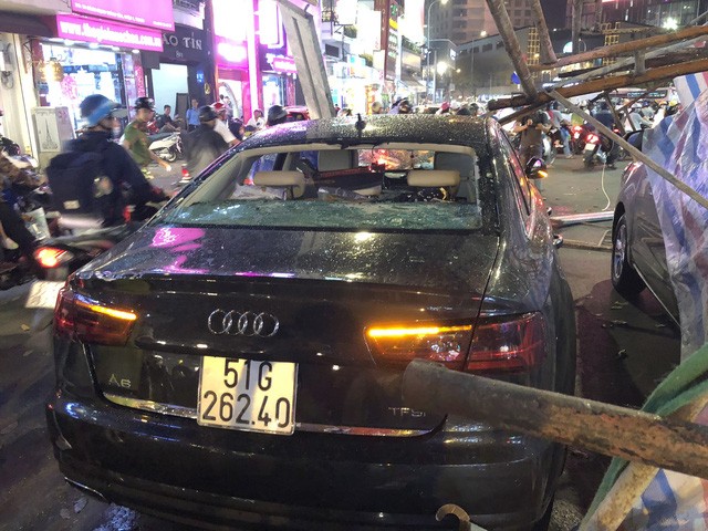 Đang dừng đèn đỏ, nhiều phương tiện bị giàn giáo đổ sập lên đầu ảnh 2