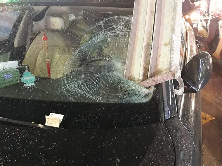 Đang dừng đèn đỏ, nhiều phương tiện bị giàn giáo đổ sập lên đầu ảnh 3