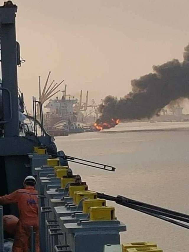 Hải Phòng: Tàu phát nổ, hàng loạt thuyền viên nhảy xuống nước thoát thân ảnh 1