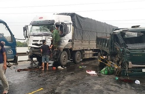 Nghệ An: Hai xe tải đấu đầu trực diện trên QL1A khiến 4 người thương vong ảnh 1