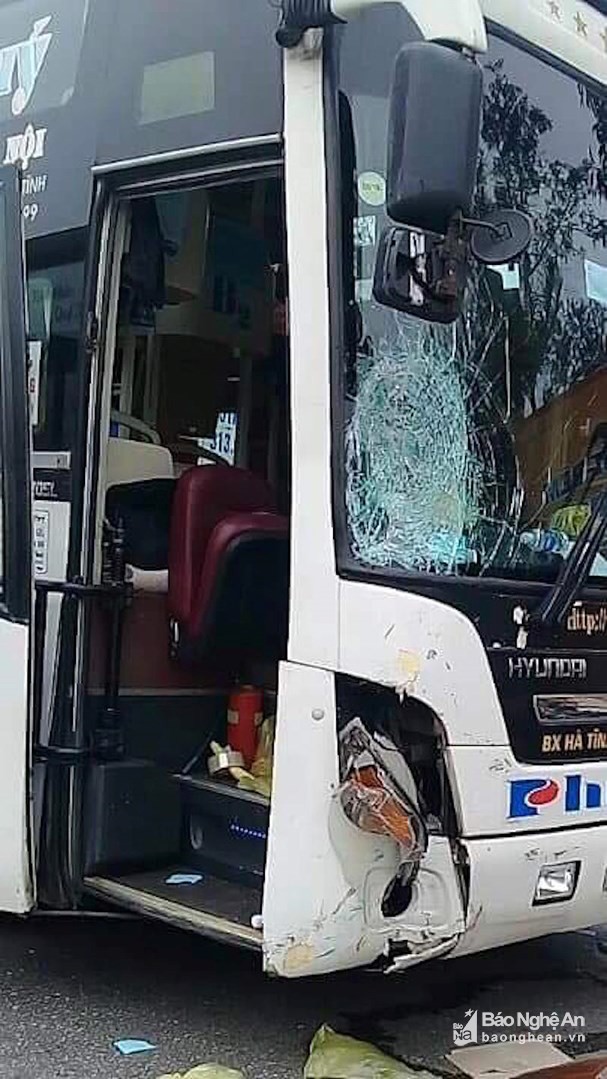 Nghệ An: Xe khách đâm liên tiếp 2 xe máy khiến 3 người tử vong ảnh 1