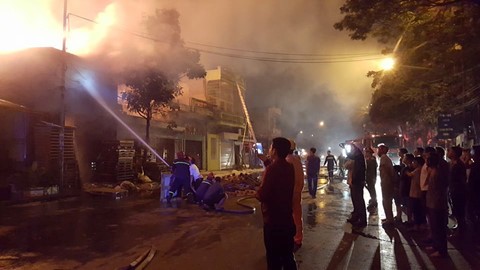 Hải Phòng: Huy động hơn 50 chiến sĩ PCCC dập lửa tại xưởng gỗ 'cháy rực góc trời' ảnh 3