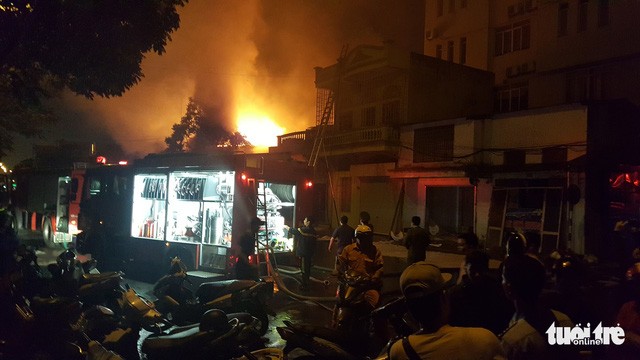 Hải Phòng: Huy động hơn 50 chiến sĩ PCCC dập lửa tại xưởng gỗ 'cháy rực góc trời' ảnh 1