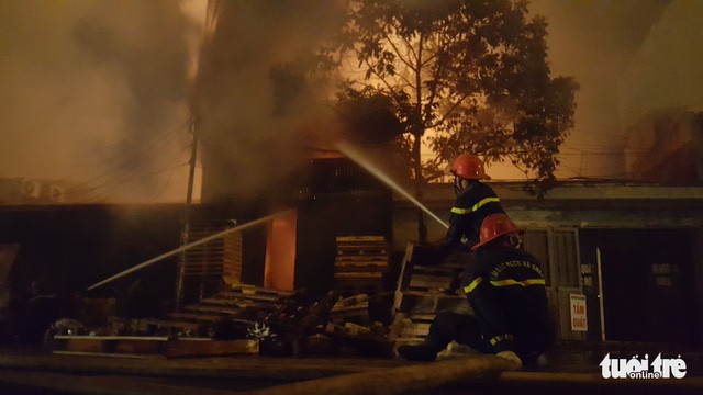 Hải Phòng: Huy động hơn 50 chiến sĩ PCCC dập lửa tại xưởng gỗ 'cháy rực góc trời' ảnh 2