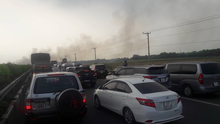 Hiểm họa khôn lường ẩn sau làn khói trên cao tốc Long Thành-Dầu Giây ảnh 1