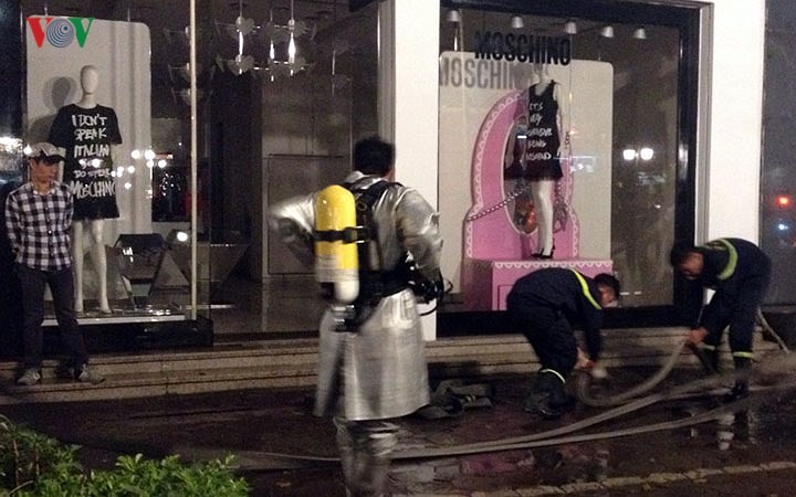 Huy động 5 xe cứu hỏa dập tắt đám cháy tại cửa hàng quần áo trên phố Hai Bà Trưng ảnh 2