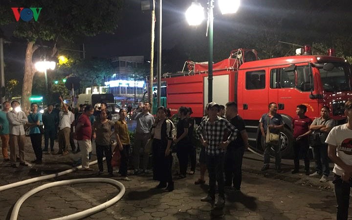 Huy động 5 xe cứu hỏa dập tắt đám cháy tại cửa hàng quần áo trên phố Hai Bà Trưng ảnh 3