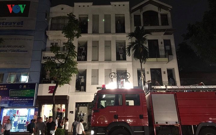 Huy động 5 xe cứu hỏa dập tắt đám cháy tại cửa hàng quần áo trên phố Hai Bà Trưng ảnh 4