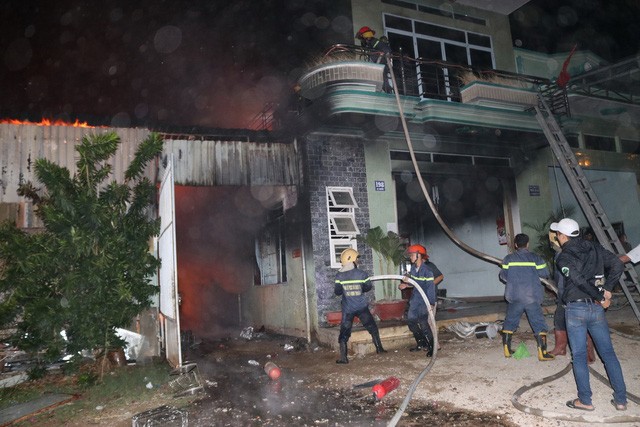 Ninh Thuận: Huy động 6 xe cứu hỏa dập tắt đám cháy tại một kho điện tử ảnh 1