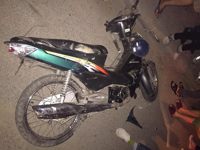 Công an quận Đống Đa điều tra vụ xe bán tải kéo lê xe máy 700m ảnh 1