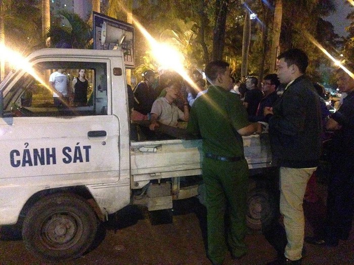 Công an quận Đống Đa điều tra vụ xe bán tải kéo lê xe máy 700m ảnh 3