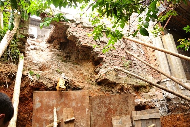 Đang thi công bờ kè, ba công nhân tử vong do sạt lở đất ảnh 1