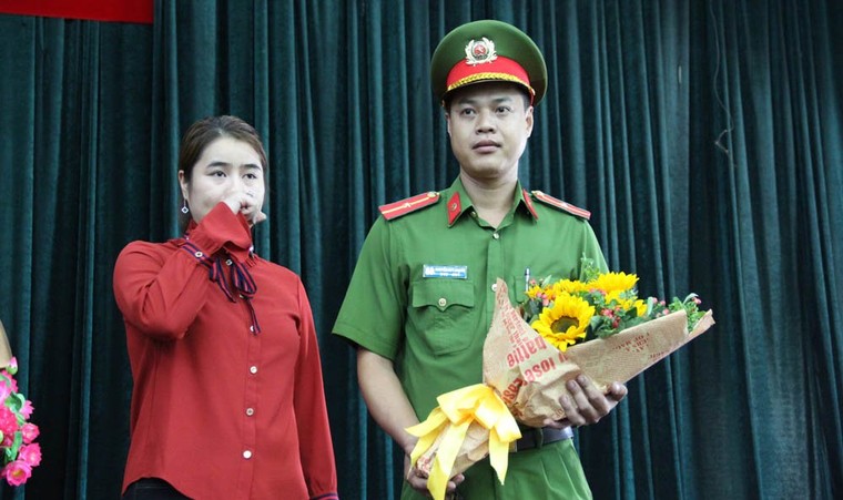 Người dân tòa nhà Carina xúc động khi gặp mặt các chiến sĩ PCCC ảnh 3