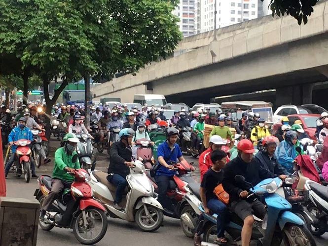 Người dân nghẹt thở rời khỏi Hà Nội trước kỳ nghỉ lễ ảnh 3