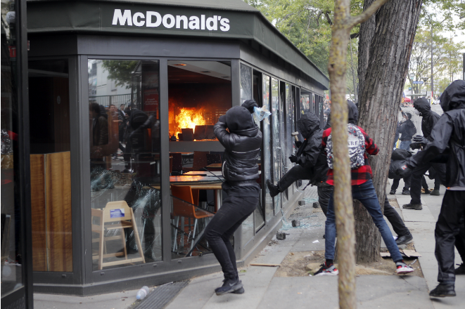 Biểu tình ngày Quốc tế Lao động biến thành bạo loạn tại Paris ảnh 1