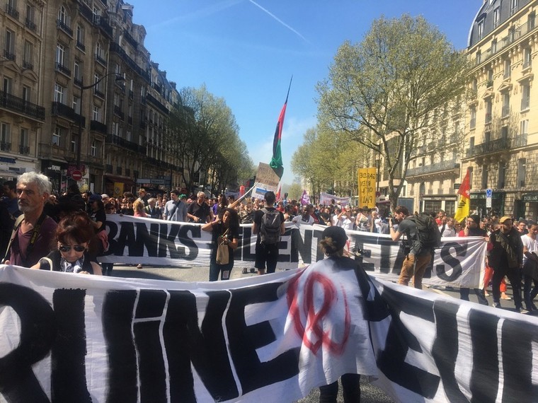 Biểu tình ngày Quốc tế Lao động biến thành bạo loạn tại Paris ảnh 3