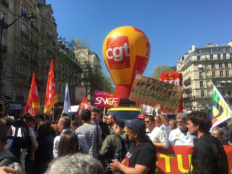 Biểu tình ngày Quốc tế Lao động biến thành bạo loạn tại Paris ảnh 2